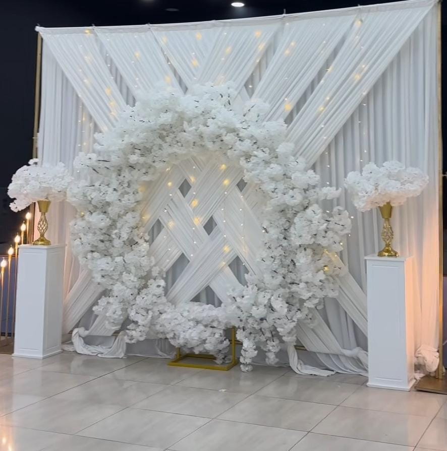 Söz ve nişan töreni için arka plan, tül ve çiçek süslemeleri