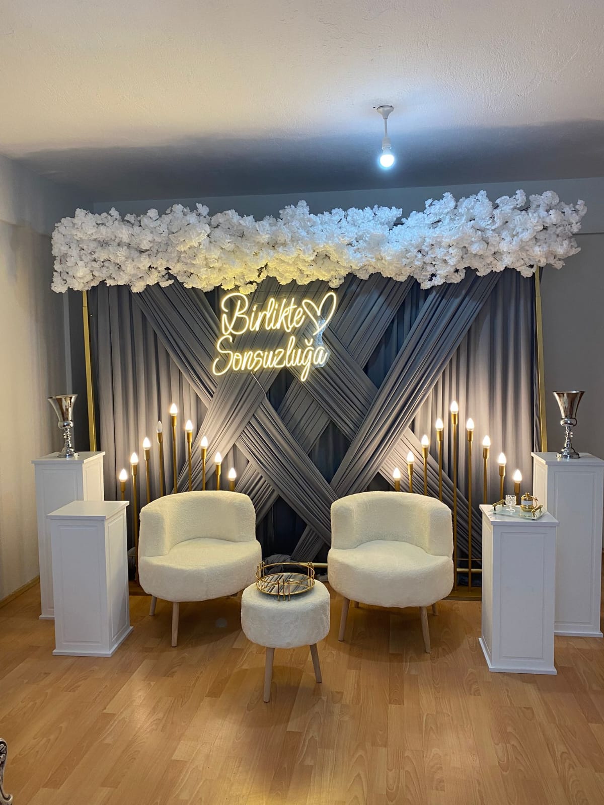 Evde bahçede kına gecesi organizasyonu, kına tahtı ve süslemeleri